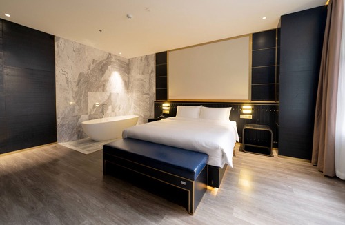 Longhua District Hotel | Maze Hotel