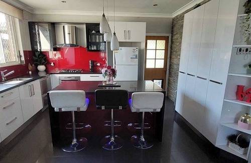 Broken Hill House | McGowen Accommodation Family & Pet Friendly just a short walk to the local pool