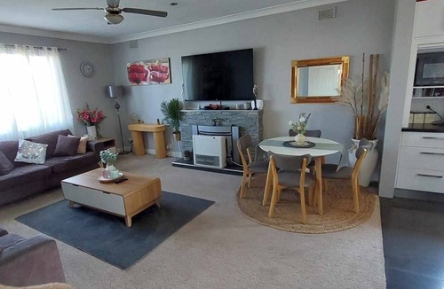 Broken Hill House | McGowen Accommodation Family & Pet Friendly just a short walk to the local pool