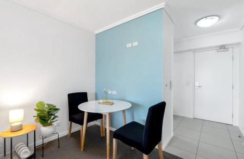 Cairns Central Business District Hotel | McLeod Nook - Poolside Studio by Waterfront & Market