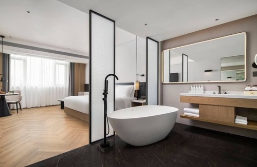 Panyu Hotel | Mehood Lestie International Hotel Panyu Wanbo Yuangang Metro Station Branch - Free Shuttle Bus to Canton Fair Complex During Canton Fair Period