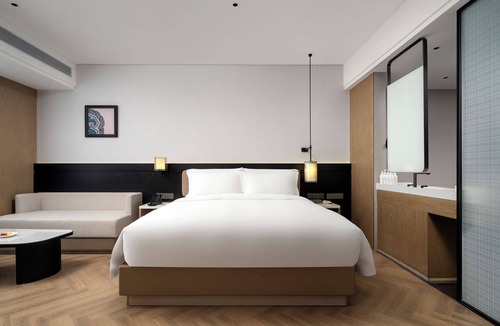Panyu Hotel | Mehood Lestie International Hotel Panyu Wanbo Yuangang Metro Station Branch - Free Shuttle Bus to Canton Fair Complex During Canton Fair Period