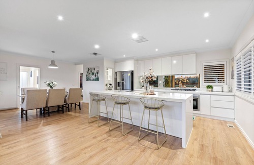 Ashwood House | Melbourne Spacious 4-bedroom Poolside comfort for the whole family