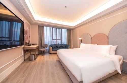 Pingqiao District Hotel | Mercure Xinyang East Railway Station