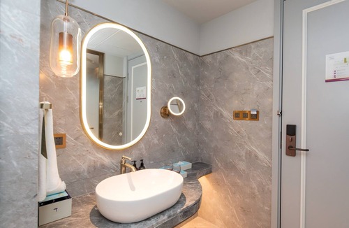 Pingqiao District Hotel | Mercure Xinyang East Railway Station