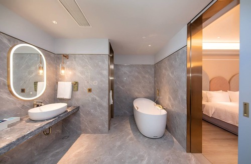 Pingqiao District Hotel | Mercure Xinyang East Railway Station