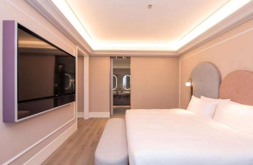 Pingqiao District Hotel | Mercure Xinyang East Railway Station