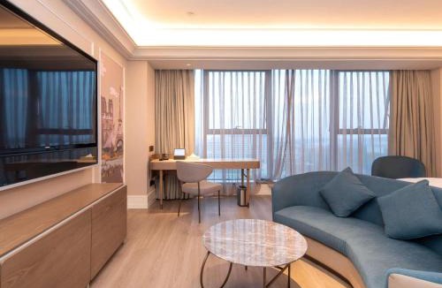 Pingqiao District Hotel | Mercure Xinyang East Railway Station