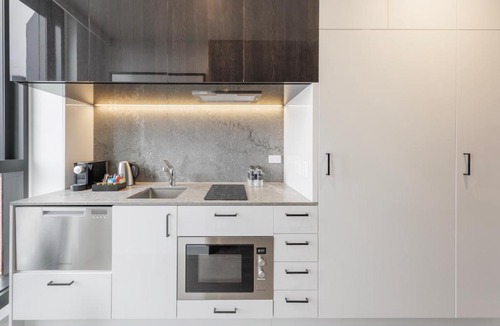 Melbourne Central Business District Hotel | Meriton Suites Melbourne