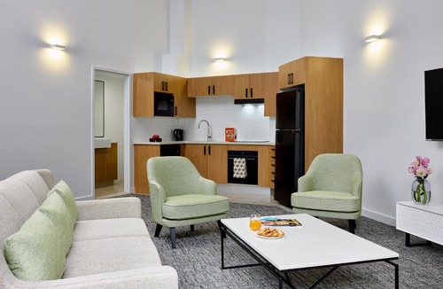 Waterloo Hotel | Meriton Suites Waterloo