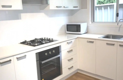Mortdale House | Mery's Place. Beautiful 2 bedroom Cottage 3min walk 2 Mortdale train station