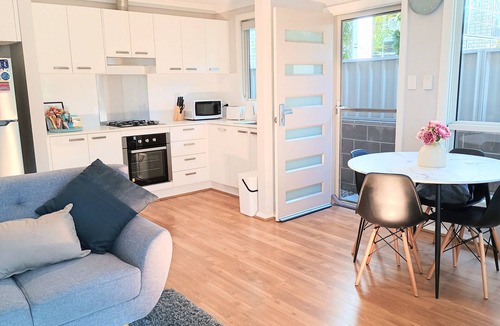 Mortdale House | Mery's Place. Beautiful 2 bedroom Cottage 3min walk 2 Mortdale train station