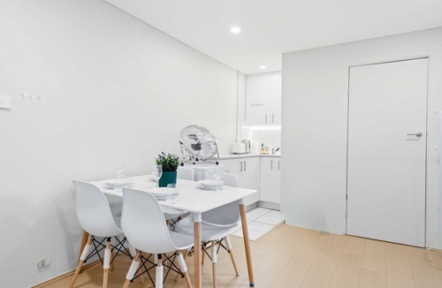 Rushcutters Bay Apartment | MetaWise BnB Light-Filled Studio Room 5