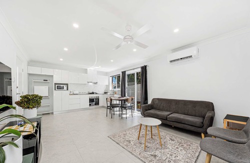 Woodbine House | MetaWise BnB Modern 2BR Self-Contained Guest Suite