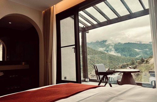Xiaojin County Hotel | Mid Hill White Lodge
