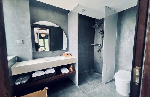 Xiaojin County Hotel | Mid Hill White Lodge