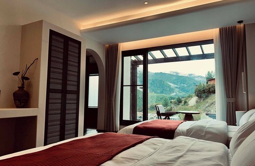 Xiaojin County Hotel | Mid Hill White Lodge