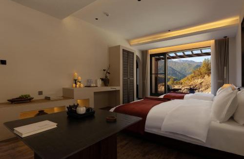 Xiaojin County Hotel | Mid Hill White Lodge