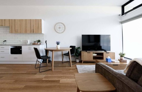 Hillcrest Apartment | Minimalist Studio Near Burnie | Clean & Cozy