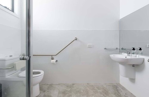 Hillcrest Apartment | Minimalist Studio Near Burnie | Clean & Cozy