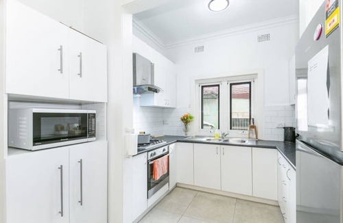 Burwood House | Mins to Mall Convenient 3Beds Classic Charm Home