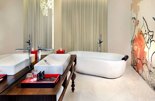 Bowrington Hotel | Mira Moon