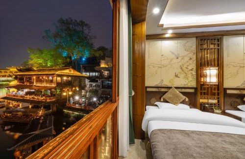 Fenghuang Hotel | Miss Dong’s River View Homestay (Fenghuang Hongqiao Branch)