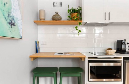 Coogee Apartment | Modern 1-Bed Pad Minutes Away from Beach