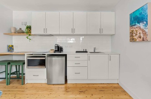 Coogee Apartment | Modern 1-Bed Pad Minutes Away from Beach