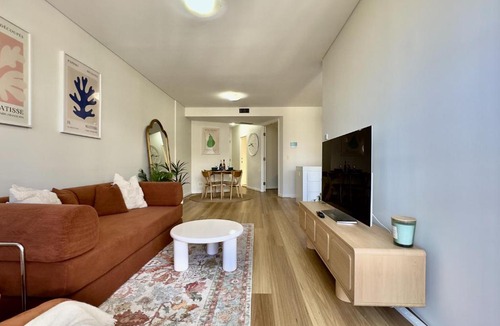 Darling Harbour Apartment | Modern 1BR Barangaroo Apartment with Waterfront Balcony Views & Private Parking