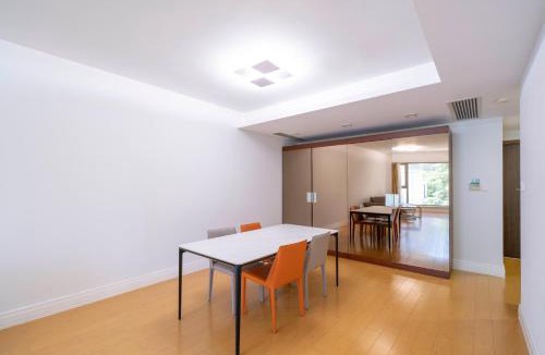 Xujiahui Apartment | Modern 2BR 1 Living Room Suite Near Xujiahui Metro