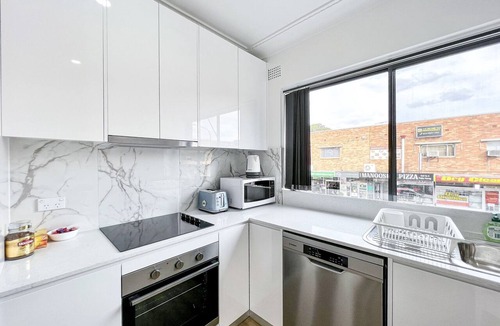Ingleburn Apartment | Modern 2BR Apartment in Ingleburn | Walk to Station, Shops & Dinning