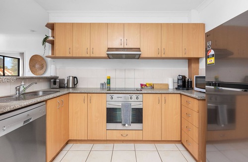 East Perth Apartment | Modern 2BR Pool Gym Parking