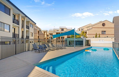 East Perth Apartment | Modern 2BR Pool Gym Parking