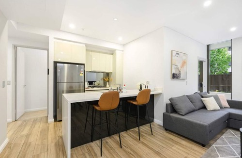 Mascot Apartment | Modern 3-Bedroom Apartment Near Airport & Train