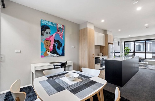 Greenway Apartment | Modern 3-Bedroom Townhouse in Quiet Greenway