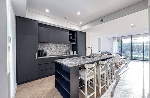 Parramatta House | Modern 3BR Townhouse/Sleeps 10/2-Car Garage