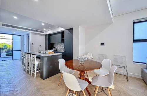 Parramatta House | Modern 3BR Townhouse/Sleeps 10/2-Car Garage