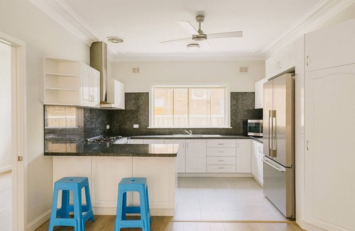 Sefton House | Modern 4 Bedrooms Home | Free Parking | Walk to Station