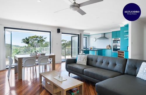 North Avoca House | MODERN BEACH HOME / STUNNING VIEW / GREAT GARDEN