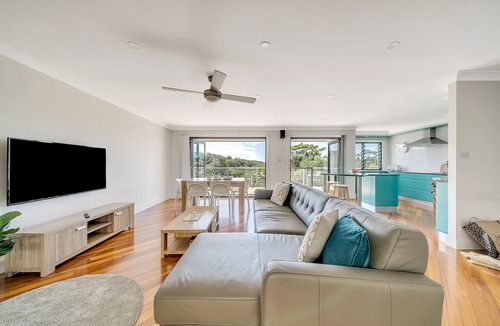 North Avoca House | MODERN BEACH HOME / STUNNING VIEW / GREAT GARDEN