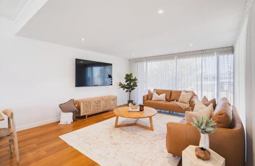 Geographe House | Modern Coastal Townhouse Beach & Marina Views