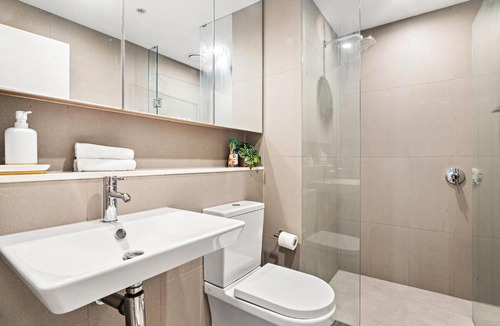 Docklands Apartment | Modern Docklands 2B1B APT - City View , Pool, Gym, Free Parking
