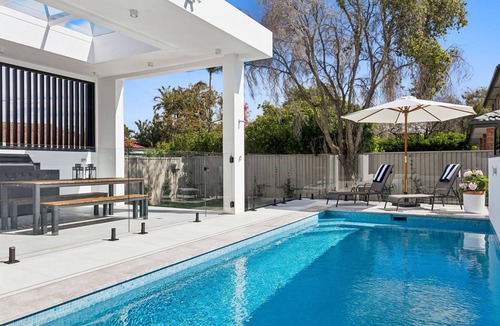 Sans Souci House | Modern Getaway in Sans Souci - 5 minutes to the Lady Robinson Beach!