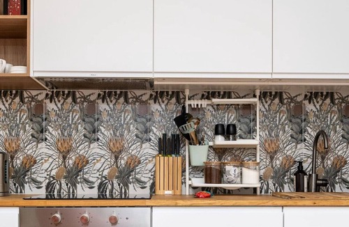 Deakin House | Modern Home: Conveniently Close to Hospitals