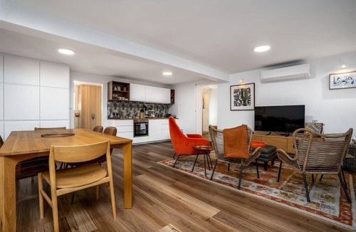 Deakin House | Modern Home: Conveniently Close to Hospitals