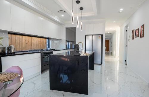 Airds House | Modern, Luxurious & Brand New Home 4 bedroom home in Sydney