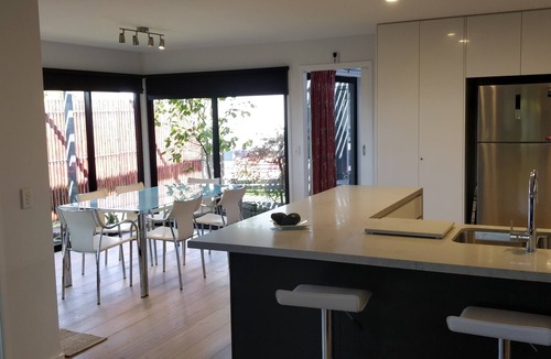 Torquay House | Modern Luxury 4bdr Beach house Family Friendly. NBN. 2 Smart TV’s, New Kitchen