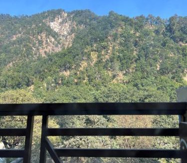 Paliyal Gaon Bed & Breakfast | Modern Monk BnB