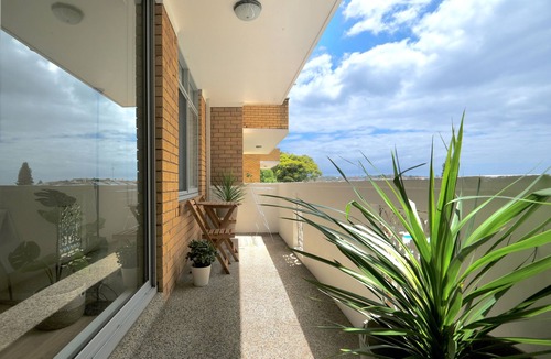 Coogee Apartment | Modern Poolside Coogee Beach Sanctuary